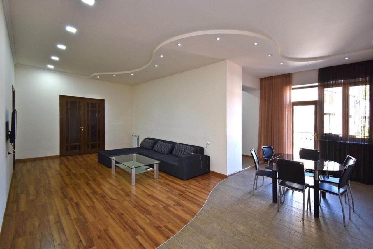 Tumanyan Street 3 Bedroom Deluxe Apartment With Large Balcony Tm662 Yerevan Luaran gambar