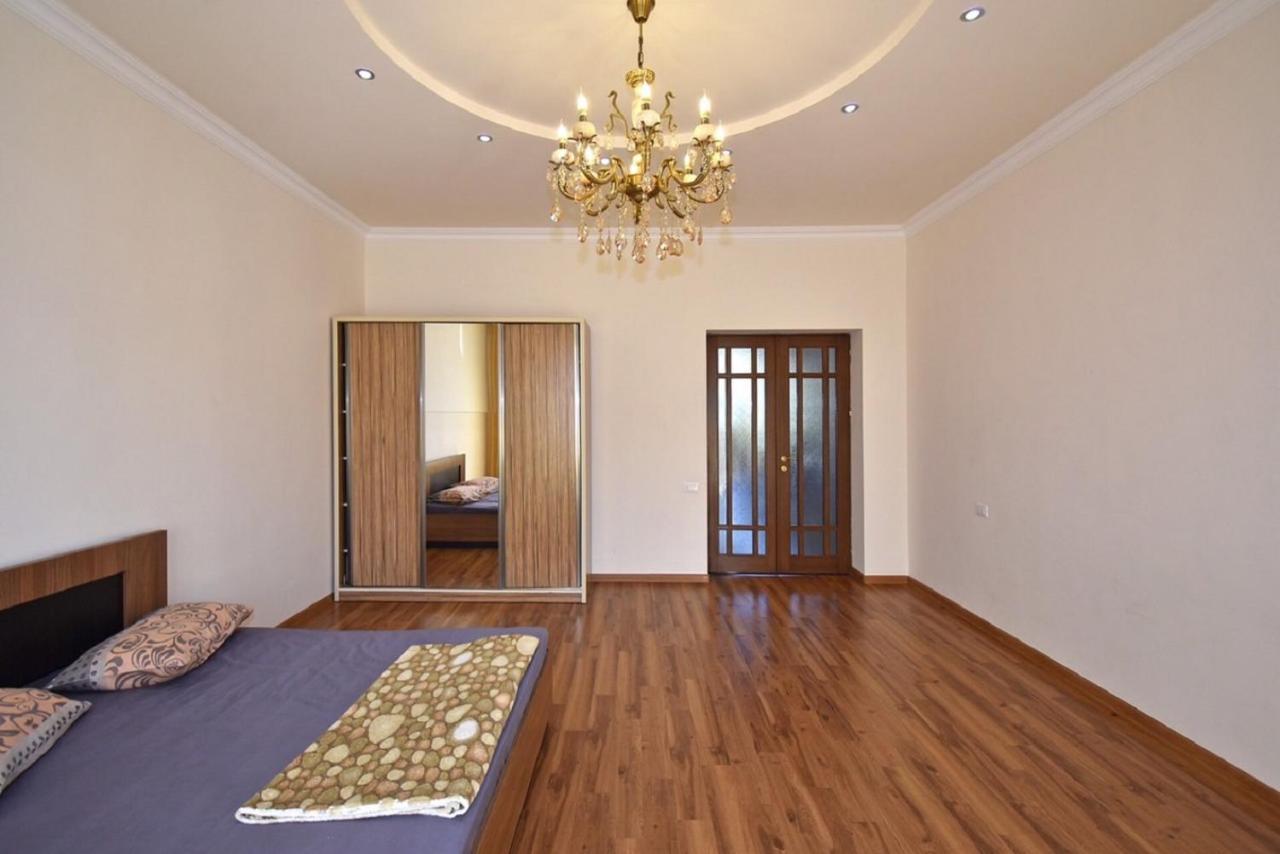 Tumanyan Street 3 Bedroom Deluxe Apartment With Large Balcony Tm662 Yerevan Luaran gambar